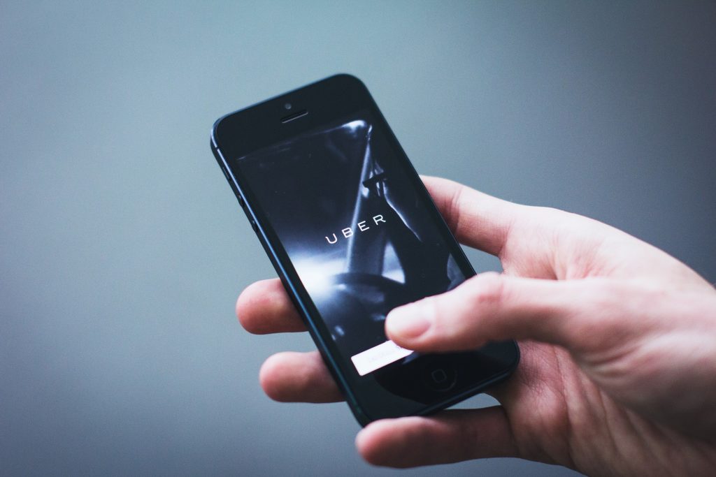 Un teléfono inteligente que muestra la aplicación Uber